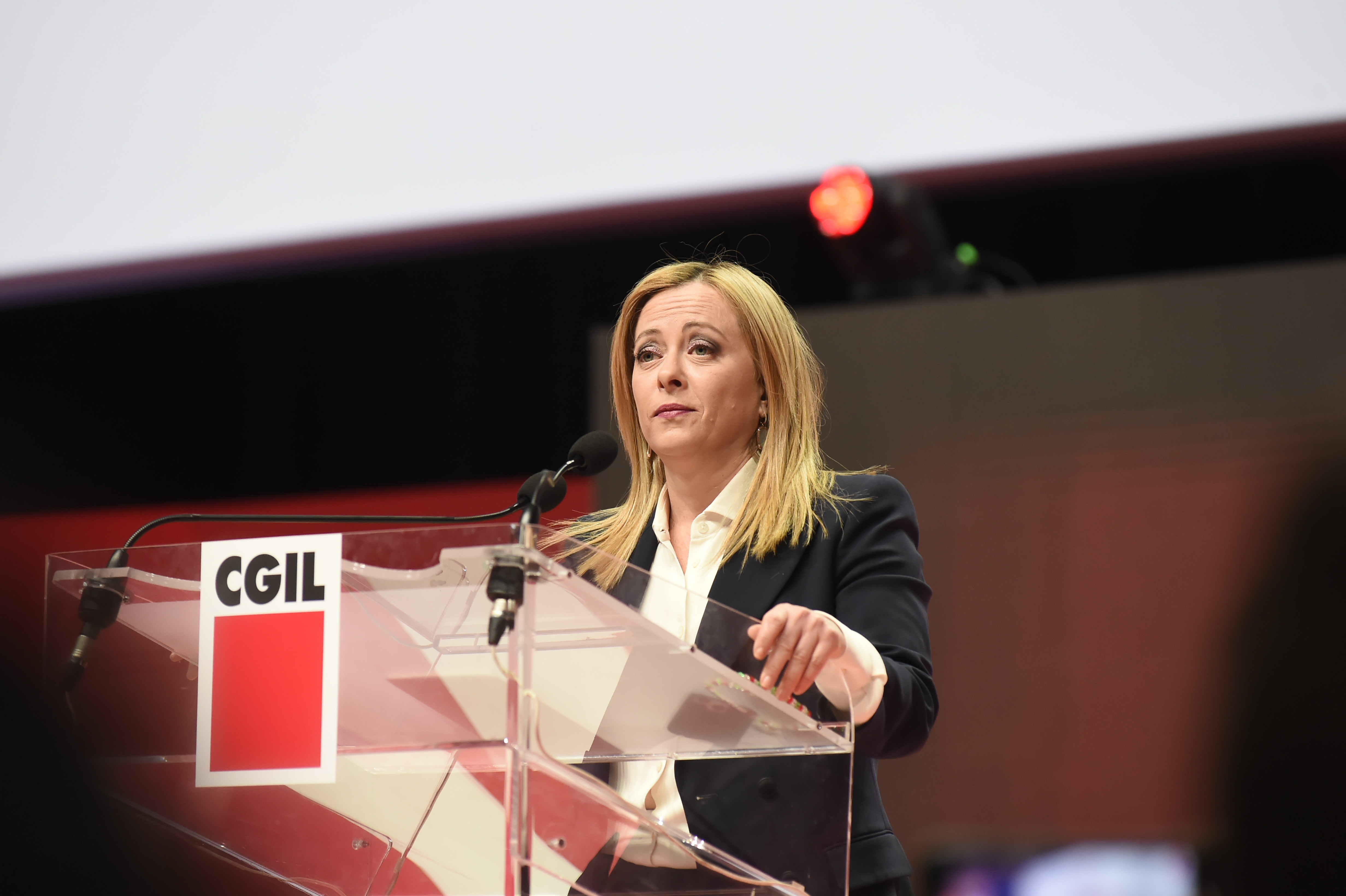 La Meloni fa visita alla Cgil tra gli insulti e 'Bella Ciao