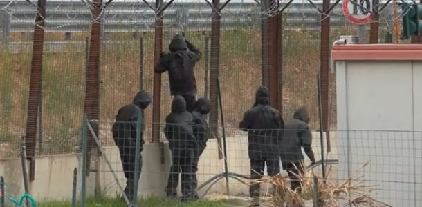 No Tav. Terroristi incappucciati contro carabinieri, 60 feriti