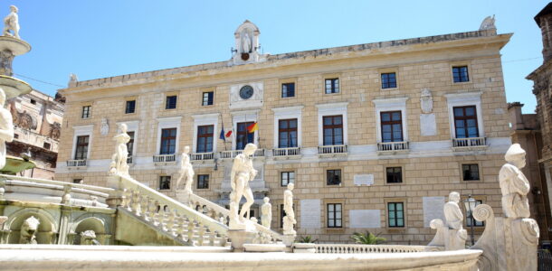 Anche sul restauro del Municipio il ritardo arriva in orario