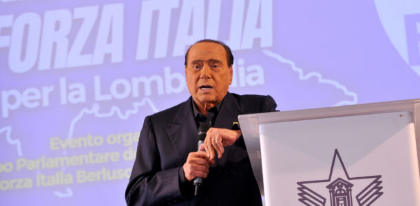 Berlusconi non deve morire. Lo vegliano tanti necrofagi